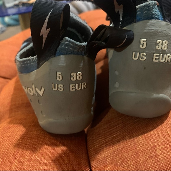 Climbing harness and shoes - Picture 3 of 3